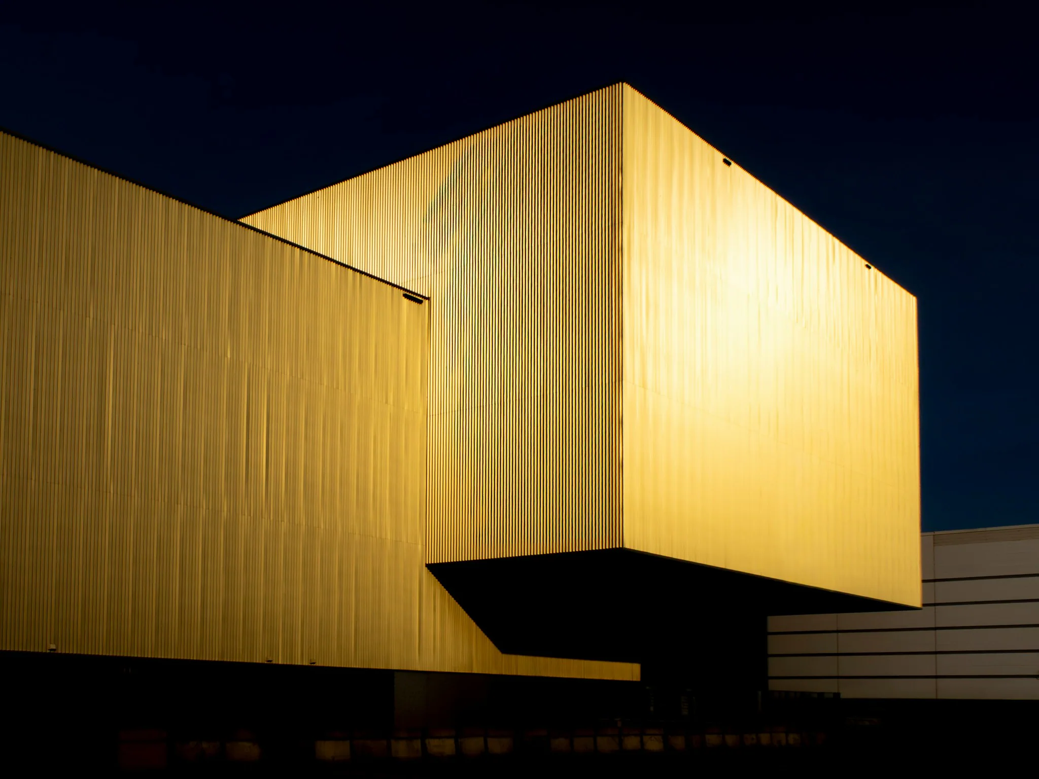 Bâtiment moderne doré sur un ciel de nuit